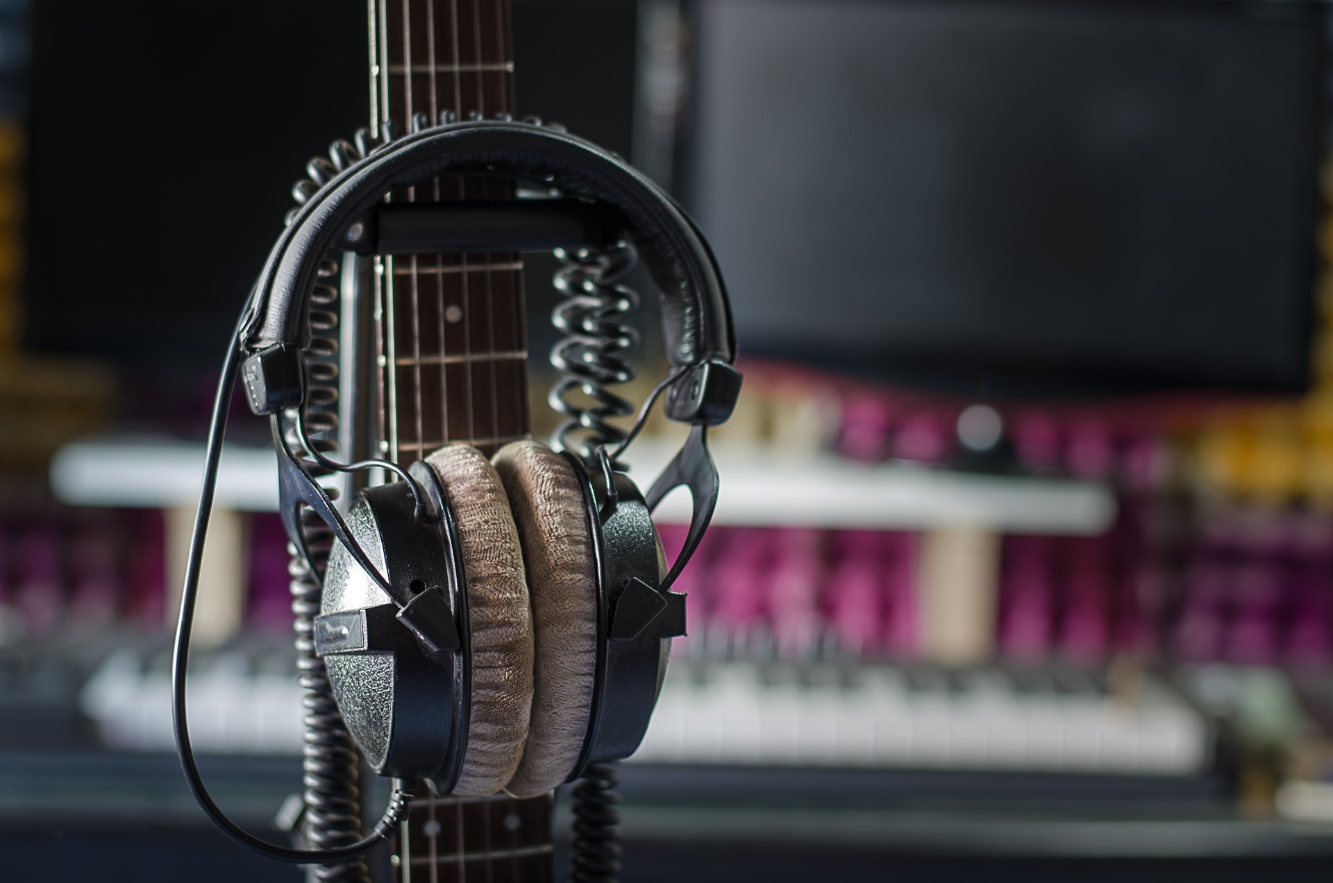 Auriculares con guitarra de cuello en el estudio.